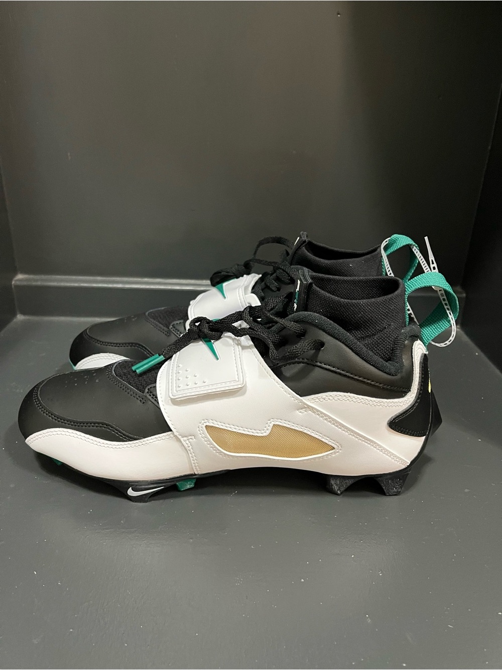 Nike Diamond Turf 93 TD
Football Cleat-Sz 10.5 NWOB Wh/Blk/Mystic Grn HF5298-102
